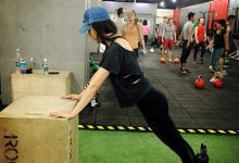 周韋彤健身 穿露肩緊身衣顯翹臀長(zhǎng)腿