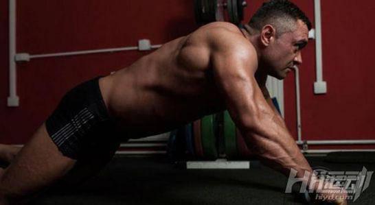 國外42歲阿姨泡在健身房，如今擁有不輸年輕人的身材