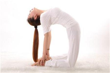 豐胸瑜伽的基本動作，簡單快速幫你胸部練豐滿