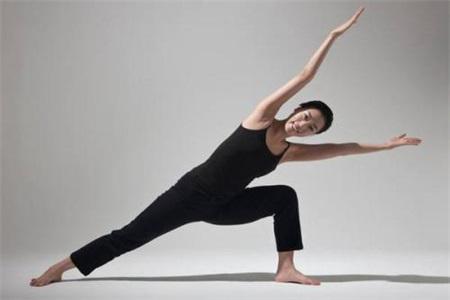 減肥瑜伽動作不難練，堅持練習早日瘦身