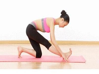 減肥瑜伽動(dòng)作不難練，堅(jiān)持練習(xí)早日瘦身