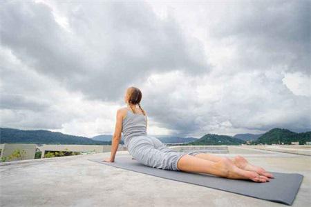 瑜伽初入門:健康有效的減肥瘦身瑜伽,和這三點(diǎn)緊密相連-易網(wǎng)<a href=http://www.logojc.com/ target=_blank class=infotextkey>健康養(yǎng)生</a>網(wǎng) 瑜伽初入門:健康有效的減肥瘦身瑜伽,和這三點(diǎn)緊密相連