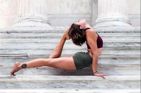 練習瑜伽眼鏡蛇式動作，千萬注意避免這些誤區