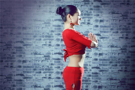 看瑜伽視頻練習(xí)強(qiáng)身健體好處多，這幾個(gè)瑜伽體式多鍛煉