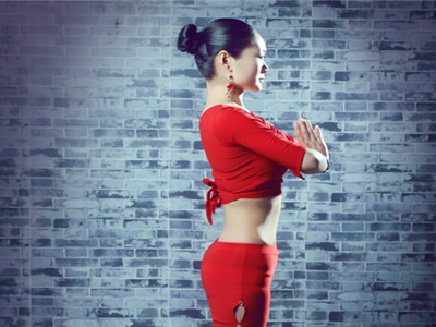 看瑜伽視頻練習(xí)強(qiáng)身健體好處多，這幾個(gè)瑜伽體式多鍛煉