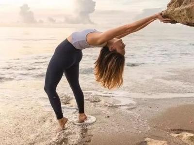 練瑜伽的好處多多，瘋狂瘦肚子，讓腿部的線條更緊致