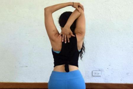 女性肩膀酸痛，練習瑜伽打開雙肩，緩解酸痛感