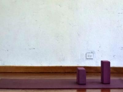 女性肩膀酸痛，練習瑜伽打開雙肩，緩解酸痛感