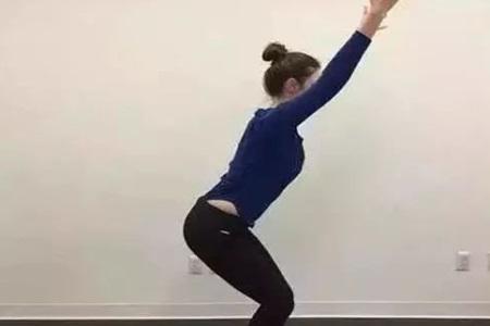 女性練習瑜伽注意協調性，三組瑜伽動作加強力量訓練