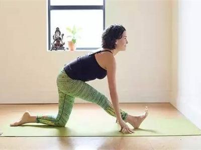 女性練習下犬式姿勢不規(guī)范，不如試試這樣的改進動作