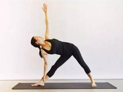 女性腹部疼痛腸胃不好，瑜伽動作打開治療新方式