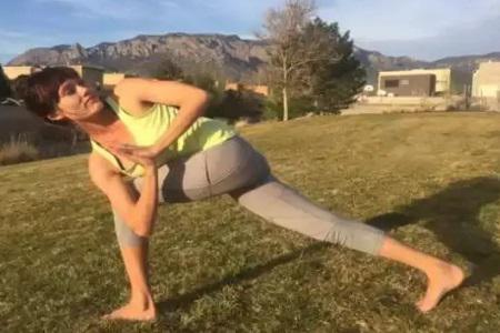 便秘怎么辦快速排便，三組瑜伽動(dòng)作幫你按摩通腸