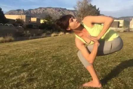 便秘怎么辦快速排便，三組瑜伽動(dòng)作幫你按摩通腸