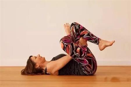 腰疼怎么辦？女性練習這三組瑜伽動作可以緩解腰痛