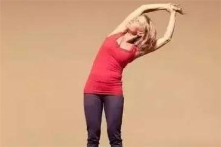 瑜伽初入門教學視頻，詳細分解拜日式瑜伽動作以及圖片