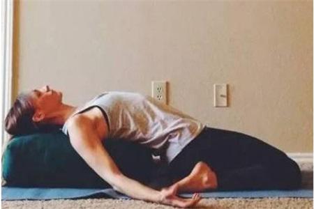 瑜伽初入門教學視頻動作解析，女性要想練好瑜伽首先要認識瑜伽