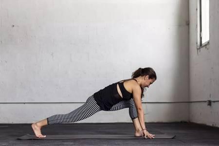 痛經(jīng)怎么緩解？三組瑜伽出入門教學(xué)視頻告別痛經(jīng)的困擾