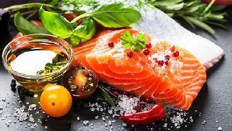 妹子常喝紅酒，對保持身材有好處