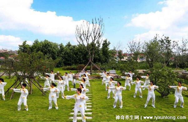 女性練八段錦的好處,疏通氣血/緩解壓力/減肥(附視頻教程)-易網<a href=http://www.logojc.com/ target=_blank class=infotextkey>健康養生</a>網 女性練八段錦的好處,疏通氣血/緩解壓力/減肥(附視頻教程)