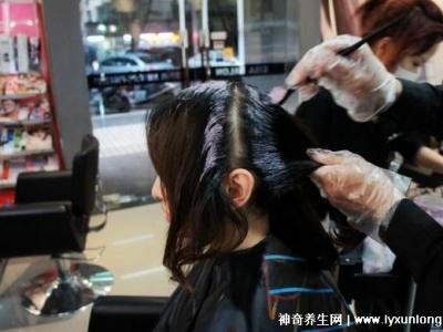 為什么理發師都不建議染黑色，顏色超顯老對發質傷害大(4個原因)