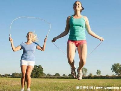 跳繩減肥一天跳多少個可以減脂，跳繩60分鐘3600下能減重5磅
