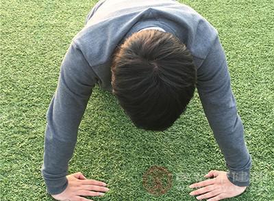 做俯臥撐和堅持跑步 哪種鍛煉方式對身體好 不同人應該怎么選