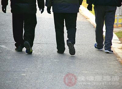 長(zhǎng)期堅(jiān)持走路有何好處 老年人每天應(yīng)該行走多遠(yuǎn)為宜 快來(lái)了解
