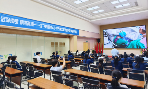 重慶眼視光周奇志教授為巴黎殘奧會冠軍肖祖賢通過全飛秒精準(zhǔn)4.0手術(shù)成功摘鏡