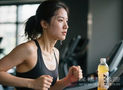 運動完立刻喝水?小心好心辦壞事!正確時機看這里-易網健康<a href=http://www.logojc.com/jkys/ target=_blank class=infotextkey>養生</a>網 運動完立刻喝水?小心好心辦壞事!正確時機看這里