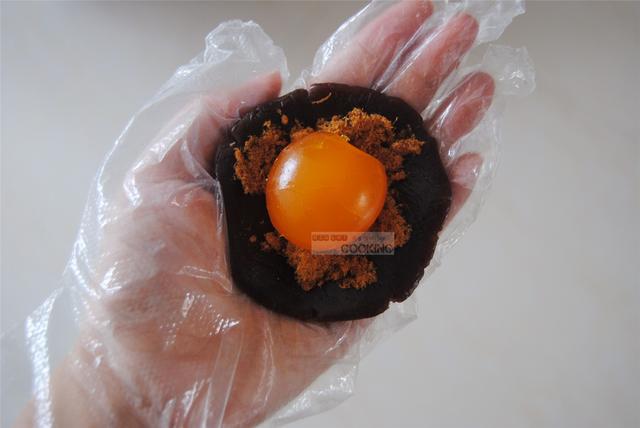 廣式蛋黃蓮蓉月餅的做法-甜味烘焙菜譜