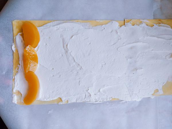 黃桃千層蛋糕卷的做法-甜味烘焙菜譜-易網(wǎng)健康養(yǎng)生網(wǎng) 黃桃千層蛋糕卷的做法-甜味烘焙菜譜