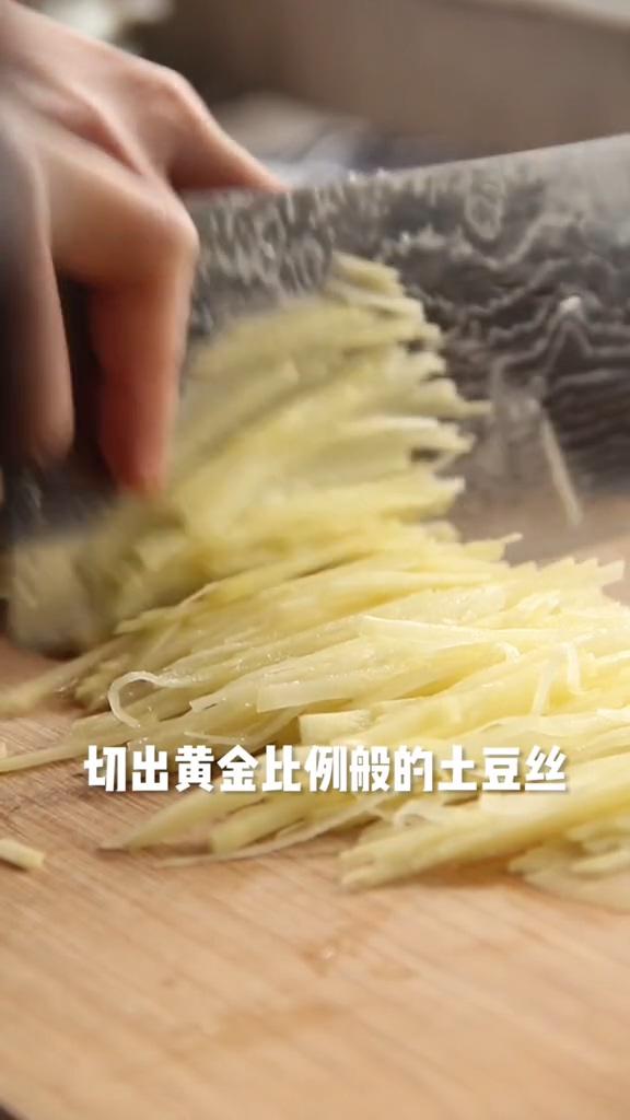 香辣土豆絲的做法-香辣味炒菜譜-易網<a href=http://www.logojc.com/ target=_blank class=infotextkey>健康養生</a>網 香辣土豆絲的做法-香辣味炒菜譜