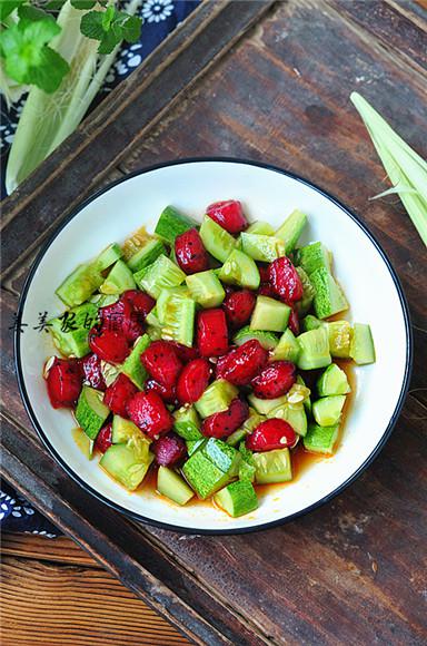 火龍果丸子拌黃瓜的做法-家常味拌菜譜