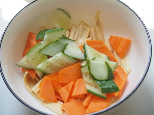 涼拌彩蔬腐竹的做法-家常味拌菜譜