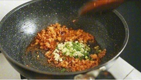 肉末茄子的做法-家常味炒菜譜