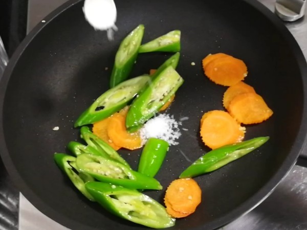 青椒炒豬心的做法-家常味炒菜譜