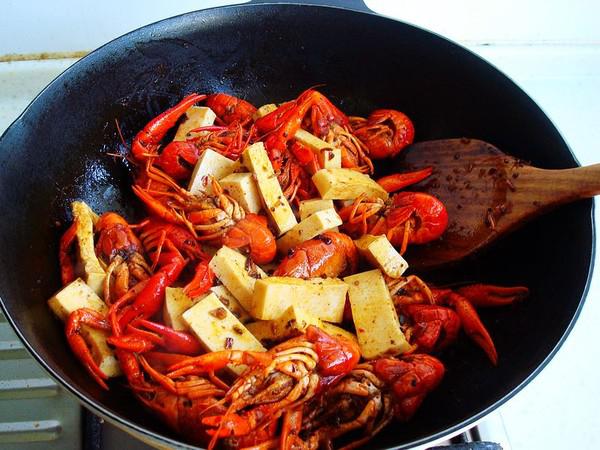 千葉豆腐燜小龍蝦的做法-麻辣味燜菜譜
