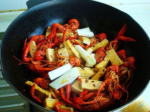 千葉豆腐燜小龍蝦的做法-麻辣味燜菜譜
