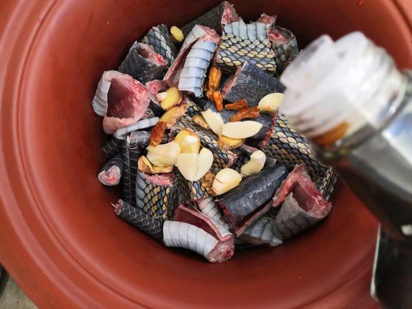 火腿肉燉烏梢蛇的做法-咸鮮味燉菜譜