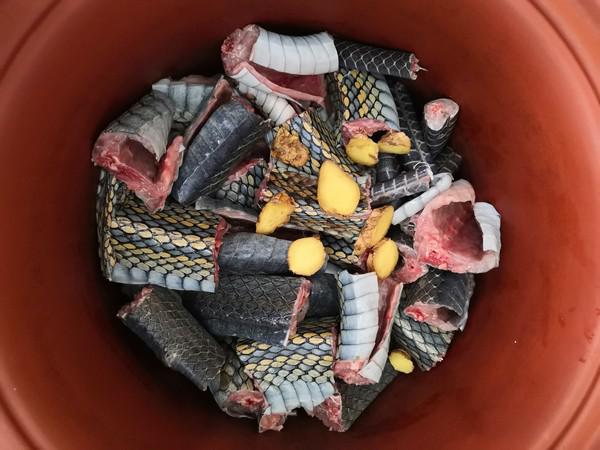 火腿肉燉烏梢蛇的做法-咸鮮味燉菜譜