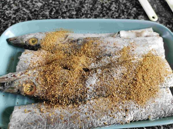 香辣帶魚的做法-香辣味烤菜譜