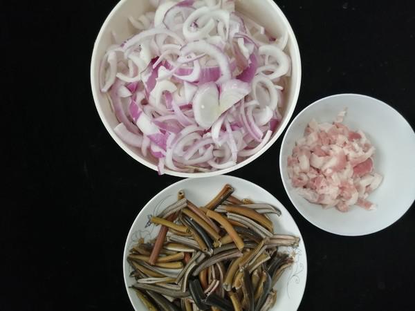 洋蔥炒鱔絲的做法-家常味炒菜譜-易網<a href=http://www.logojc.com/ target=_blank class=infotextkey>健康養生</a>網 洋蔥炒鱔絲的做法-家常味炒菜譜