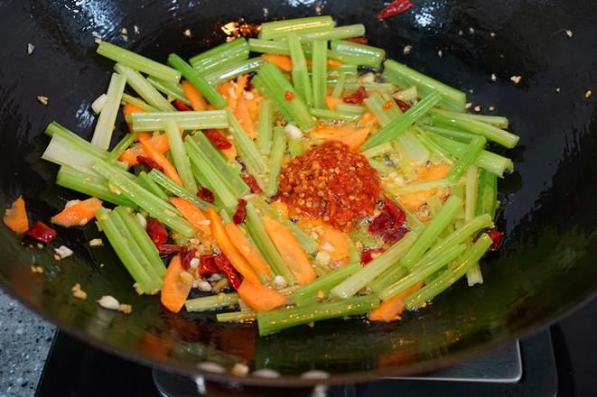 芹菜木耳炒雞蛋的做法-家常味炒菜譜