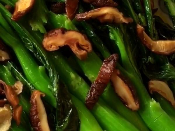 香菇炒芥蘭的做法-家常味炒菜譜