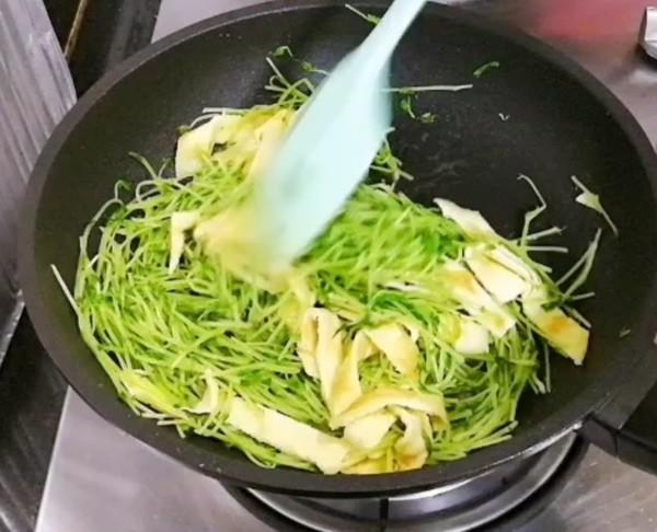 翡翠豆苗炒雞蛋的做法-家常味炒菜譜-易網健康養生網 翡翠豆苗炒雞蛋的做法-家常味炒菜譜