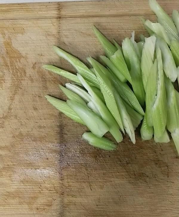西芹腰果的做法-咸鮮味炒菜譜
