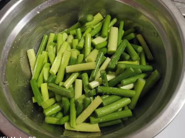 孜然蒜苔炒鴨腎的做法-家常味炒菜譜