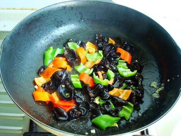 白玉菇木耳炒雞蛋的做法-咸鮮味炒菜譜-易網健康養生網 白玉菇木耳炒雞蛋的做法-咸鮮味炒菜譜