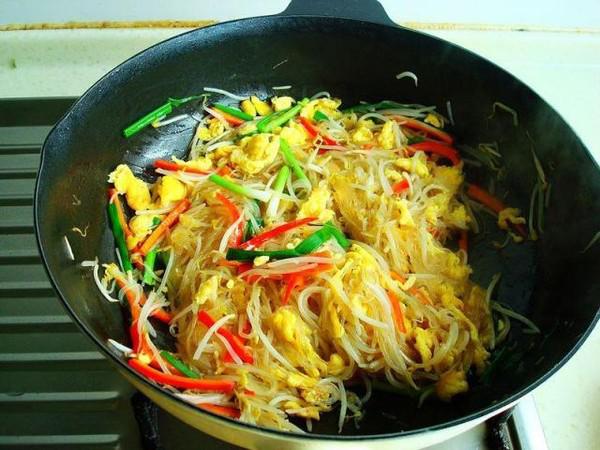 雞蛋粉絲炒綠豆芽的做法-家常味炒菜譜