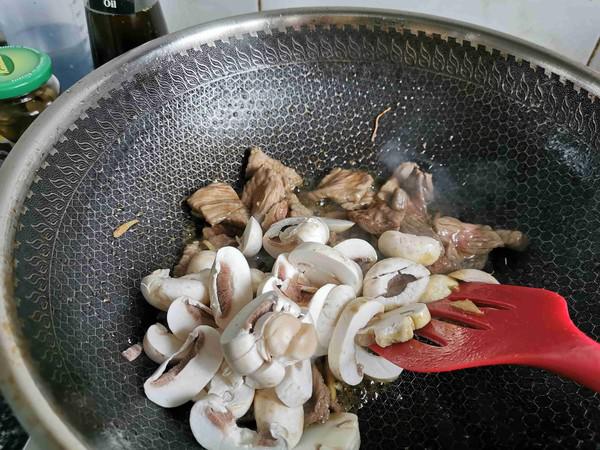 口蘑炒肉片的做法-酸辣味炒菜譜